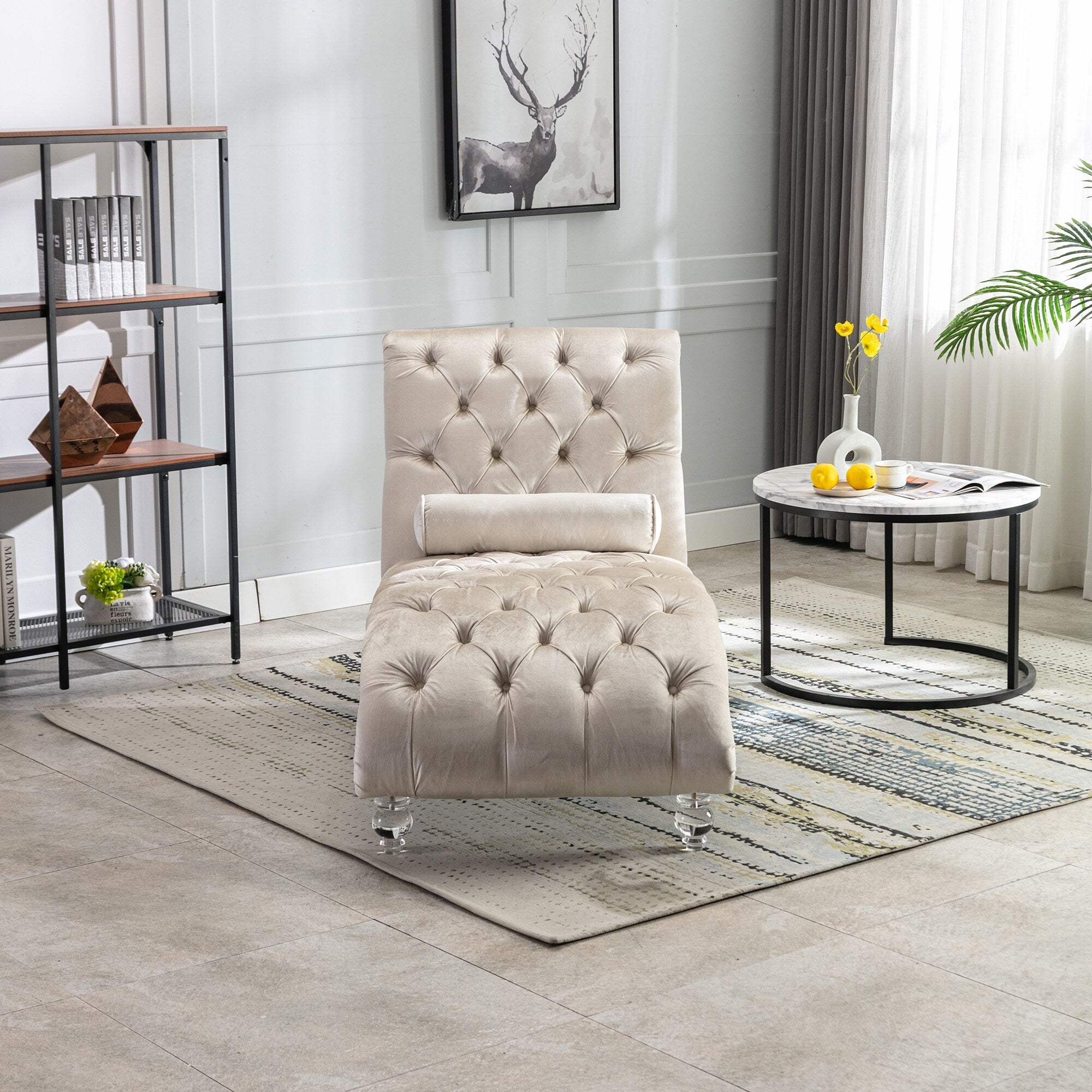 Chaise longue ergonomique en velours capitonné, inclinable en forme de S, avec coussin, garniture cloutée et pieds en acrylique pour une utilisation en intérieur
