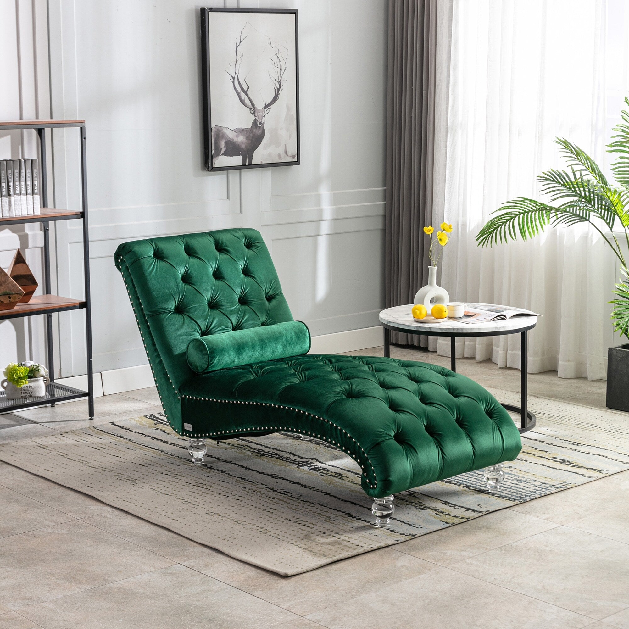 Chaise longue ergonomique en velours capitonné, inclinable en forme de S, avec coussin, garniture cloutée et pieds en acrylique pour une utilisation en intérieur