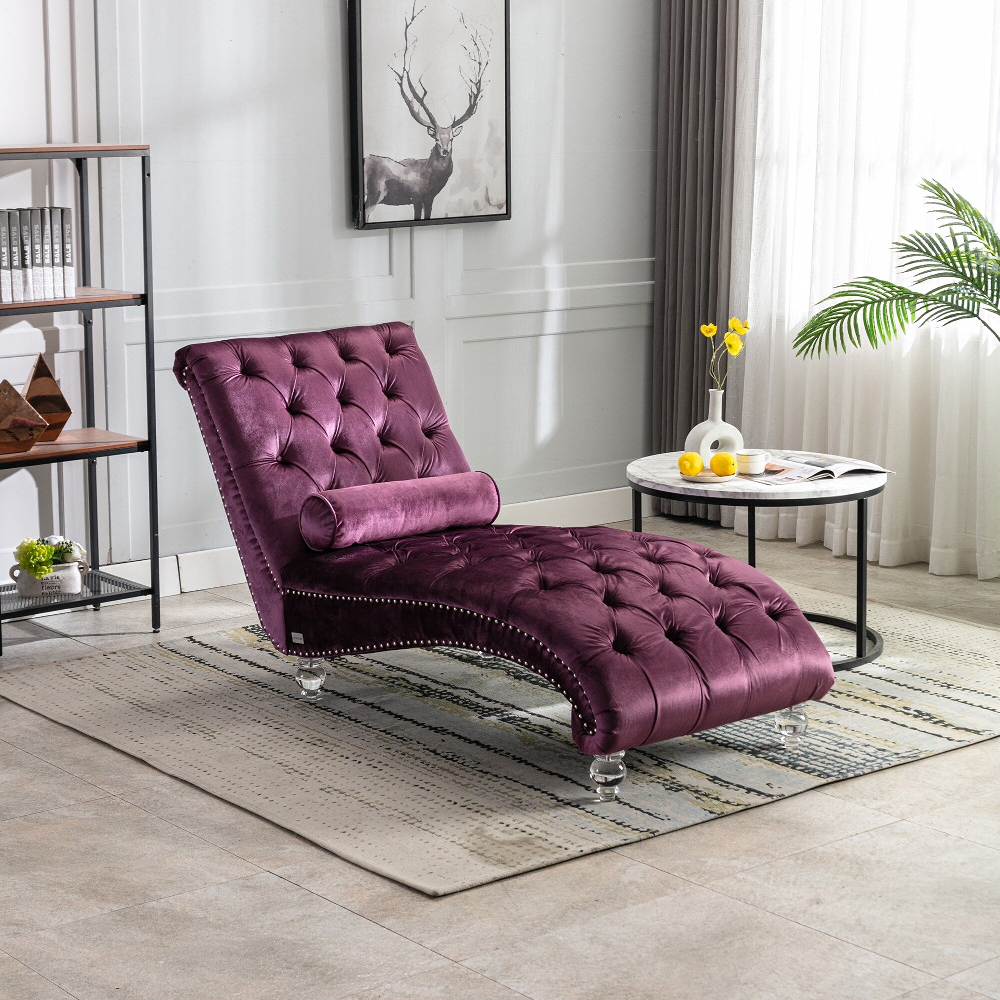 Chaise longue ergonomique en velours capitonné, inclinable en forme de S, avec coussin, garniture cloutée et pieds en acrylique pour une utilisation en intérieur