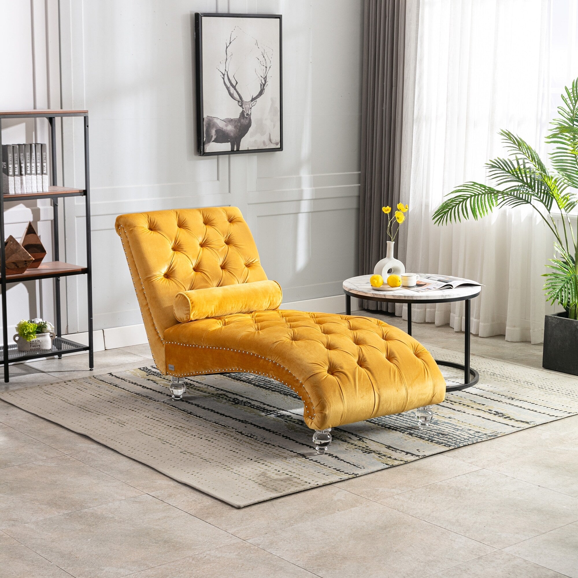 Chaise longue ergonomique en velours capitonné, inclinable en forme de S, avec coussin, garniture cloutée et pieds en acrylique pour une utilisation en intérieur