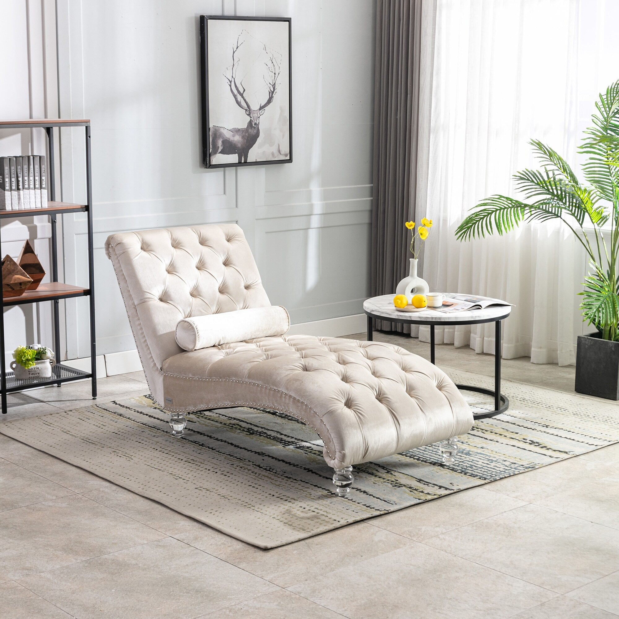 Chaise longue ergonomique en velours capitonné, inclinable en forme de S, avec coussin, garniture cloutée et pieds en acrylique pour une utilisation en intérieur