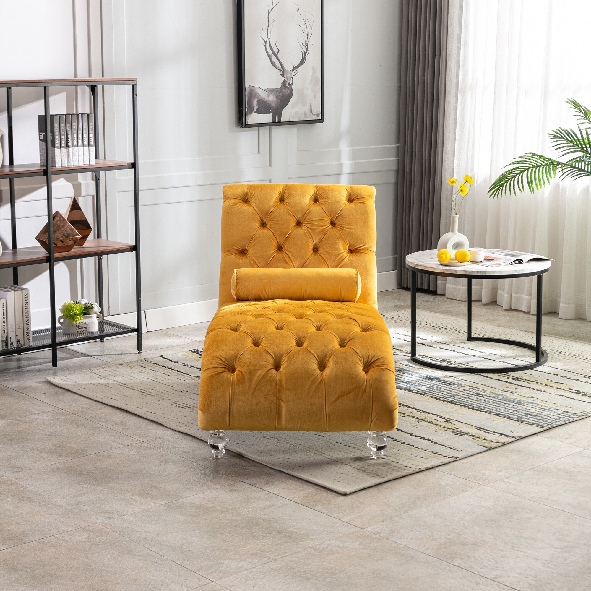Chaise longue ergonomique en velours capitonné, inclinable en forme de S, avec coussin, garniture cloutée et pieds en acrylique pour une utilisation en intérieur