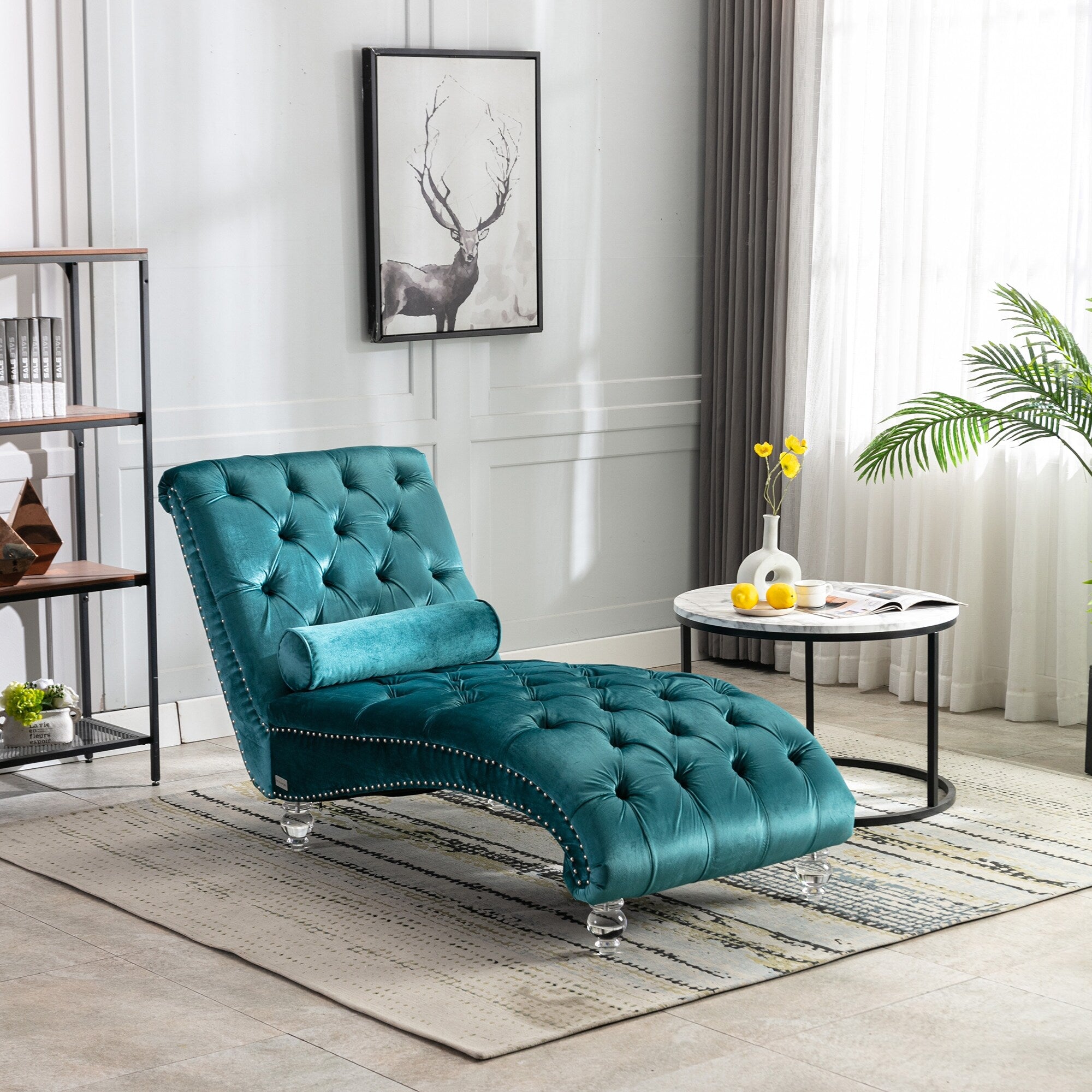 Chaise longue ergonomique en velours capitonné, inclinable en forme de S, avec coussin, garniture cloutée et pieds en acrylique pour une utilisation en intérieur