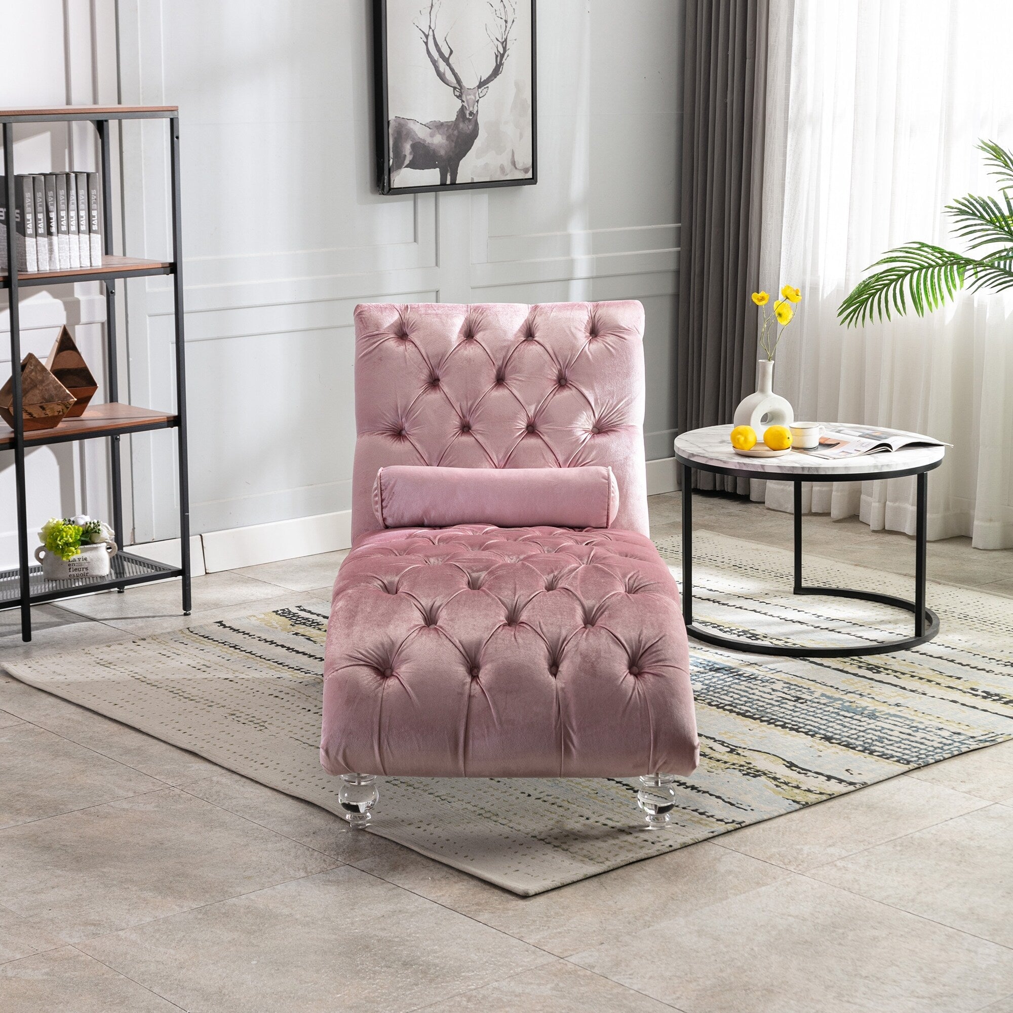 Chaise longue ergonomique en velours capitonné, inclinable en forme de S, avec coussin, garniture cloutée et pieds en acrylique pour une utilisation en intérieur