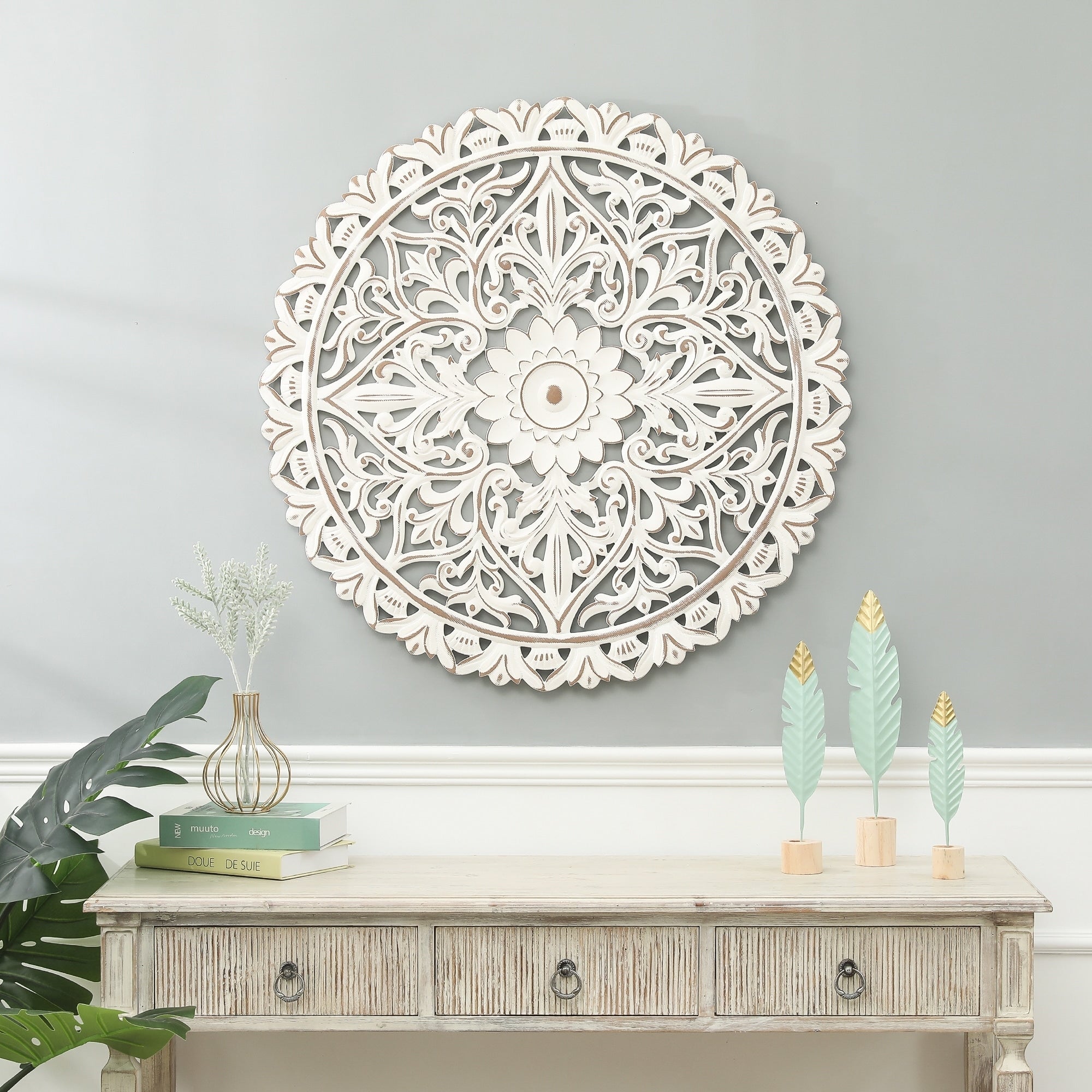 Décoration murale ronde en bois blanc vieilli avec mandala floral (31,5 cm)