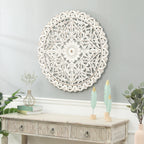 Décoration murale ronde en bois blanc vieilli avec mandala floral (31,5 cm)