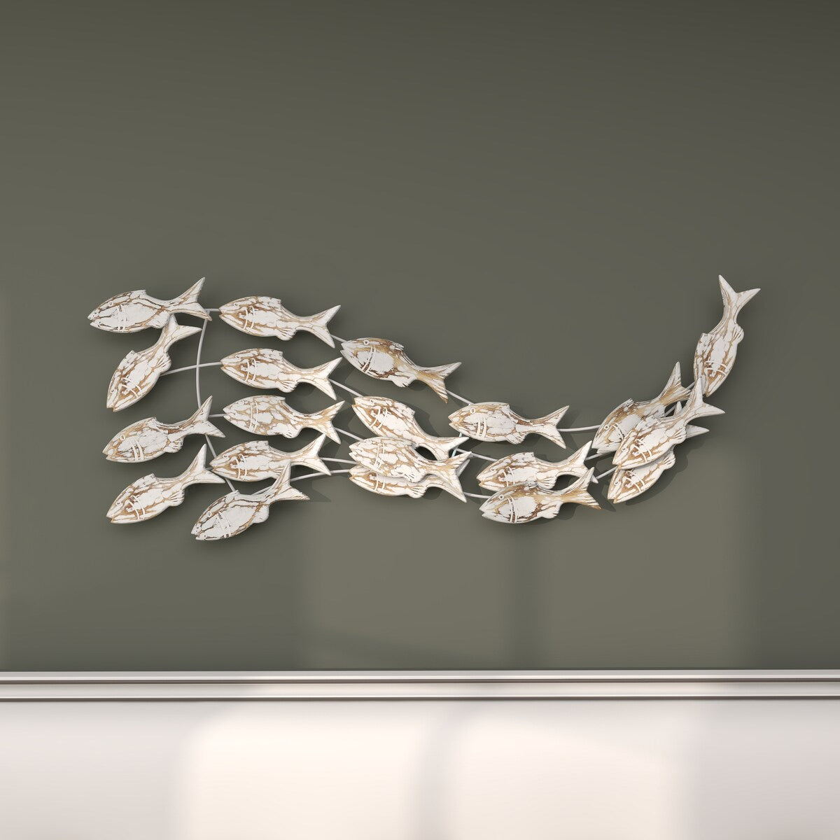Décoration murale en bois faite à la main, motif poisson nageur, effet vieilli marron - Blanc - Roche River Decor